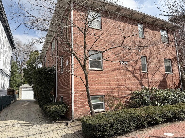 Building Photo - 122 Trowbridge St