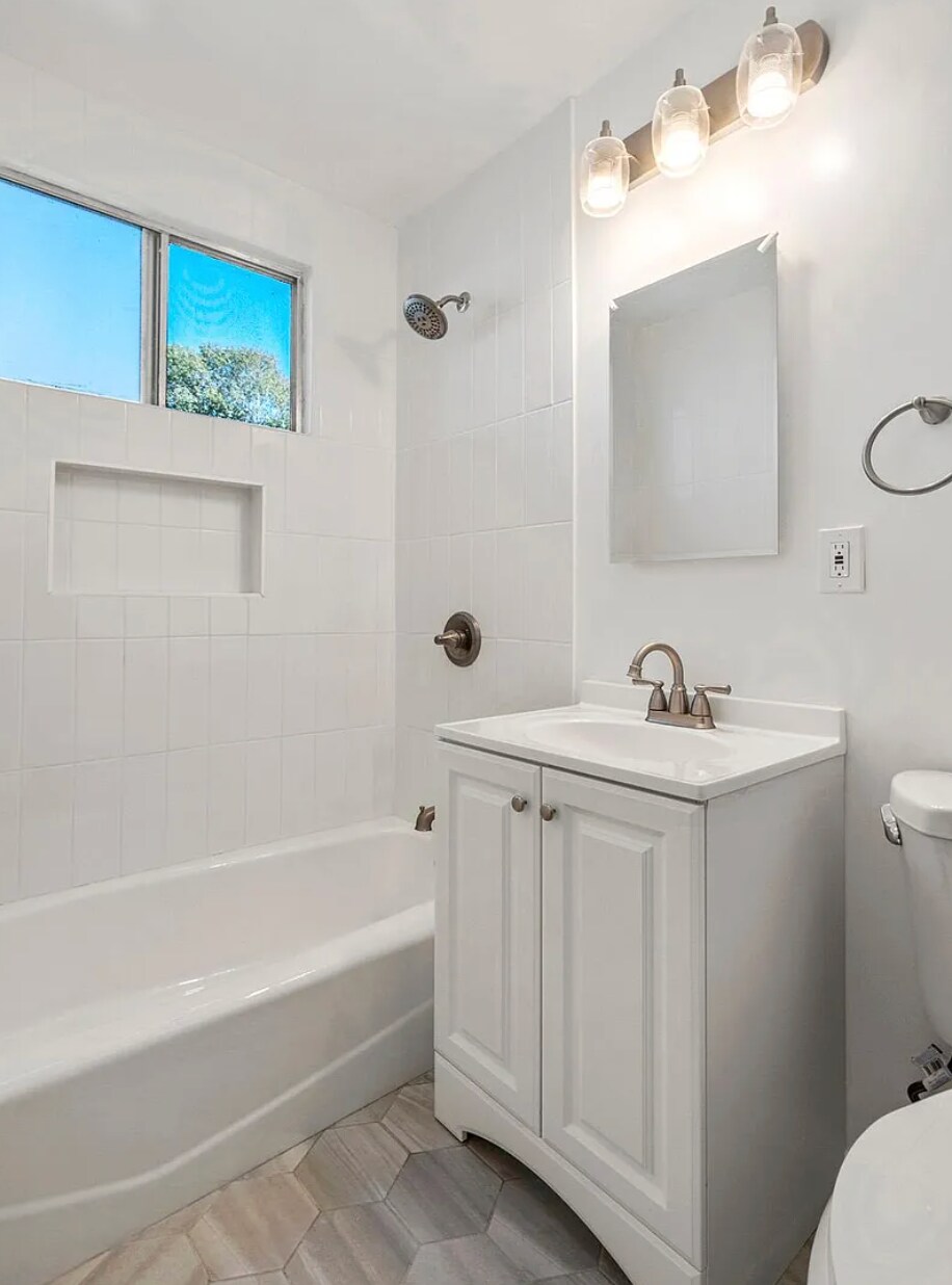 Building Photo - 5427 Kinston Ave