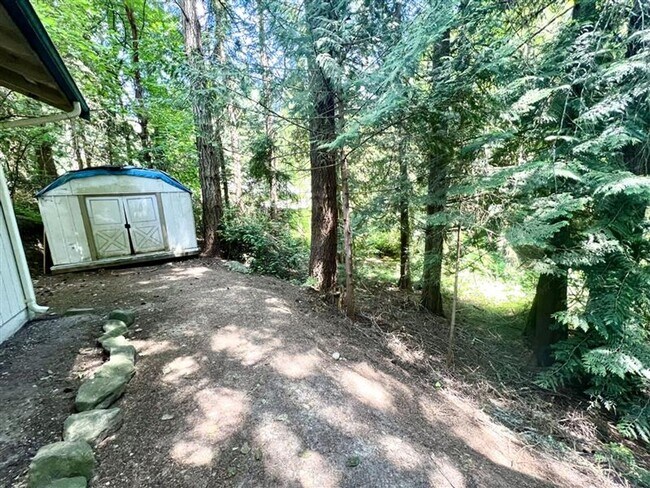 Building Photo - Relaxed 2-Bed, 1.5-Bath Home in a Quiet Gig Harbor Spot