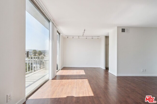 Building Photo - 100 S Doheny Dr