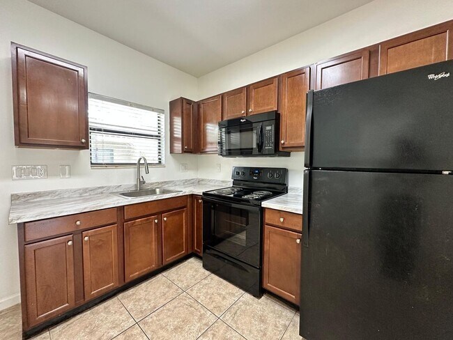 Building Photo - 1045 Villas LLC (1035 NE 10th Ave)