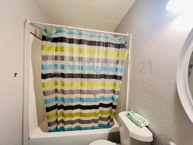 Building Photo - Spacious 2/1.5 Apartment in Denton Ready for Immediate Occupancy!