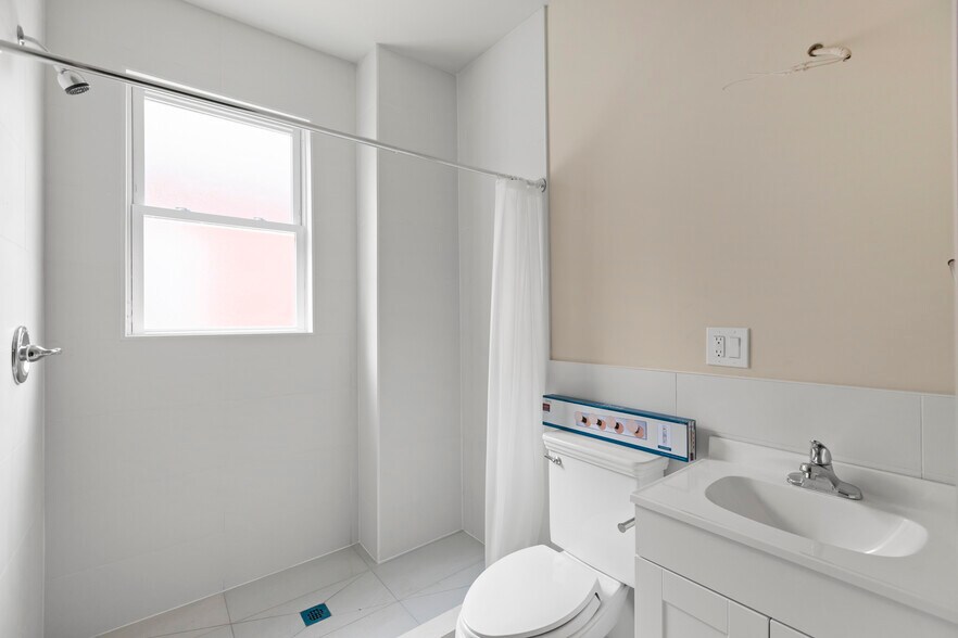 Bathroom - 3121 N California Ave