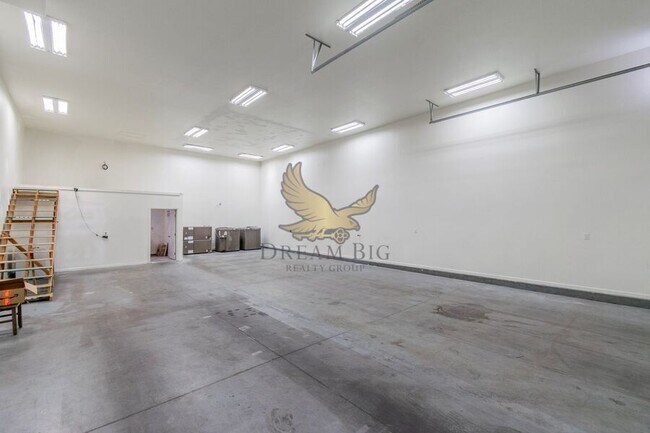 Building Photo - 4615 E St Louis Ave