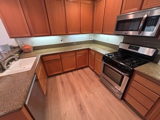 Building Photo - Beautiful 3-Bedroom Home with Loft and Ful...