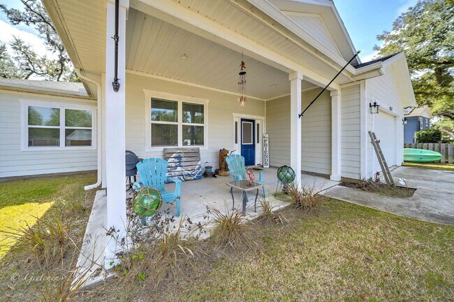 Building Photo - "Charming 3-Bedroom Oasis with 2 Baths and...