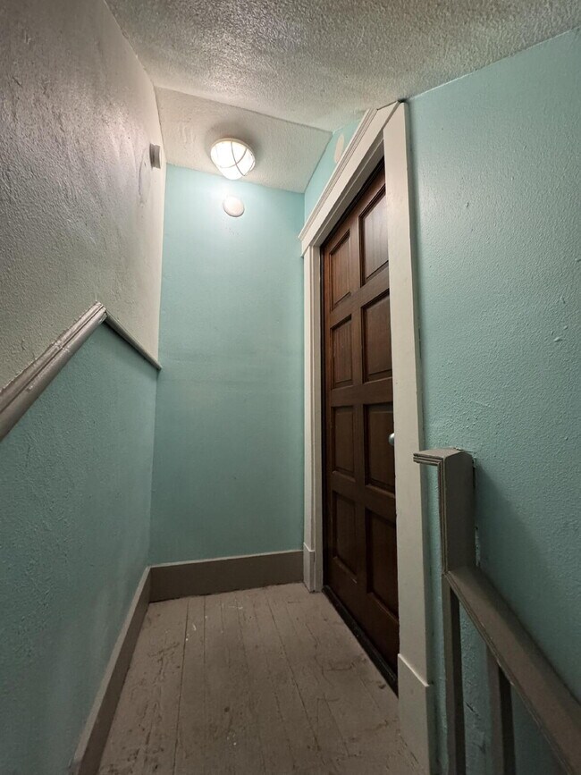 Building Photo - Upstair 1 bedroom Quadplex