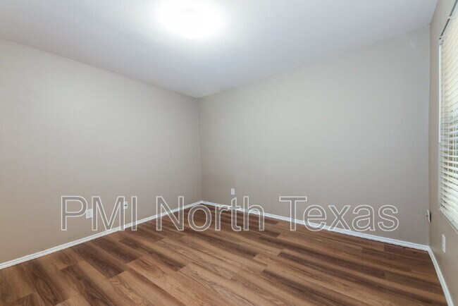 Building Photo - 9853 Fleetwood Dr