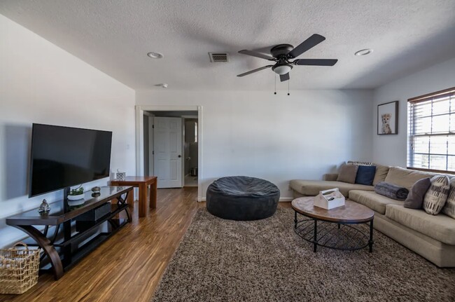 Living room - 9305 Emnora Ln