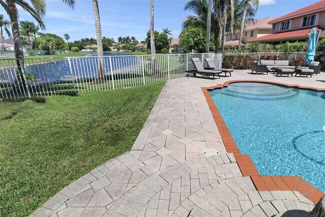 Building Photo - 1600 Blue Jay Cir