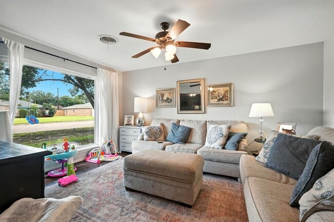 Building Photo - 3026 Ventura Dr