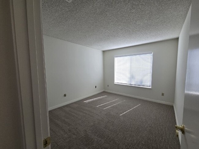 Building Photo - Peacock Hills, 55+ Community - Home in Peacock Hills - Oceanside