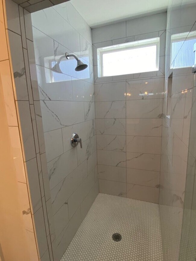 Building Photo - East Nashville with Roof-top Deck and 2 car garage!!