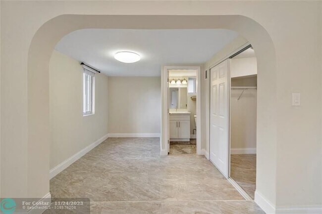 Building Photo - 1562 NE 36th St