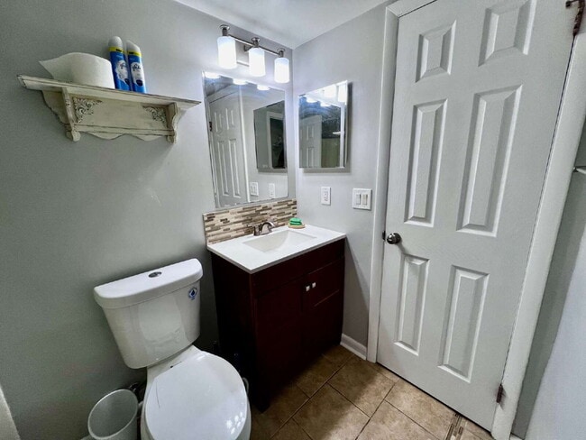 Building Photo - OPEN HOUSE SATURDAY THE 20TH 10AM-12PM! AMAZING 2 BED / 2 BATH CONDO – ONLY 8 BLOCKS FROM THE BEACH!