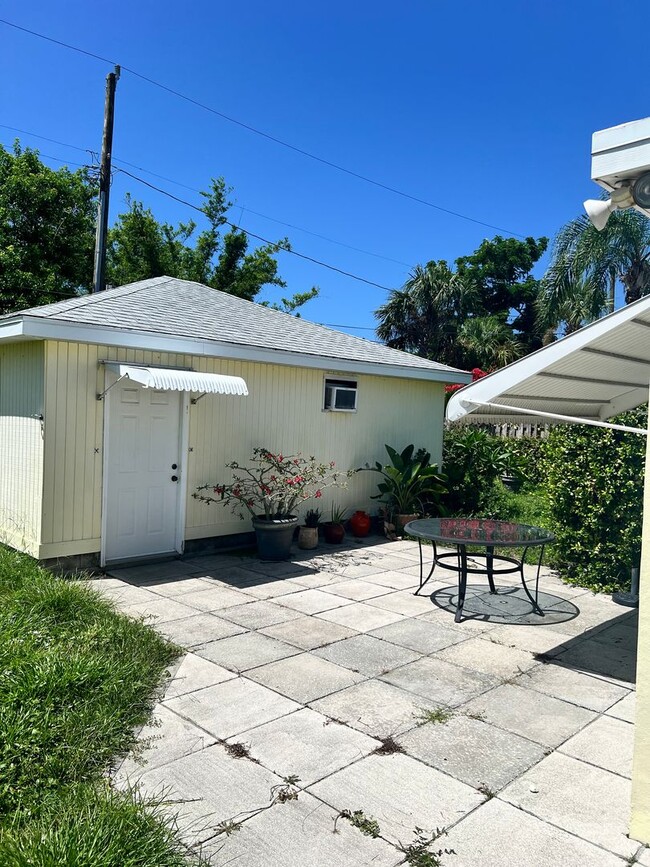 Building Photo - CHARMING 2 BEDROOM, 1 BATH HOME 3 BLOCKS F...