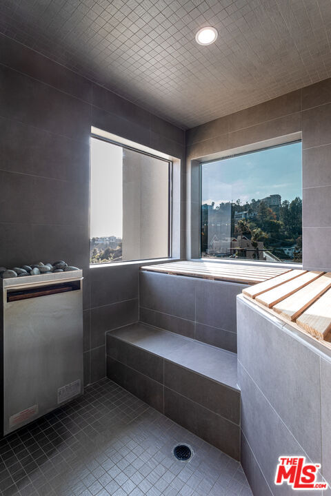 Building Photo - 8424 Grand View Dr