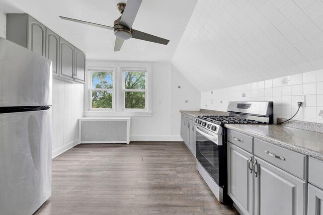 Building Photo - 265 Mayflower Ave