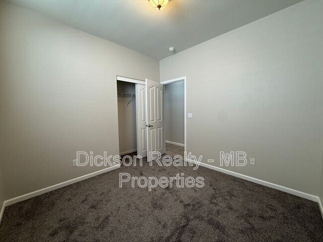 Building Photo - 475 Dartmoor Ct