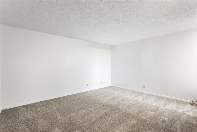 Building Photo - 2101 Shoreline Dr