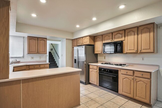 Building Photo - 6 Bedroom 3.5 Bath, Large Pool and Backyard