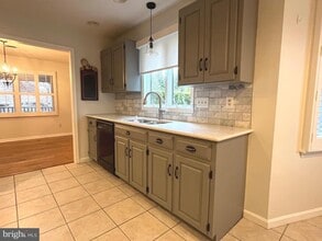 Building Photo - 330 Parkwood Dr