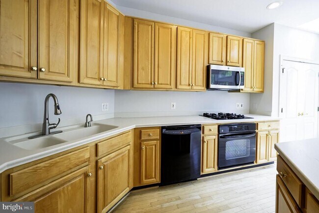 Building Photo - 1156 Regal Oak Dr