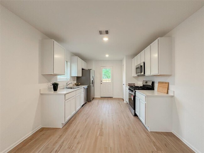 Building Photo - 1515 Las Cuevas Dr