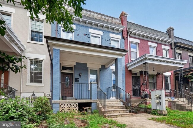 Building Photo - 635 Kenyon St NW