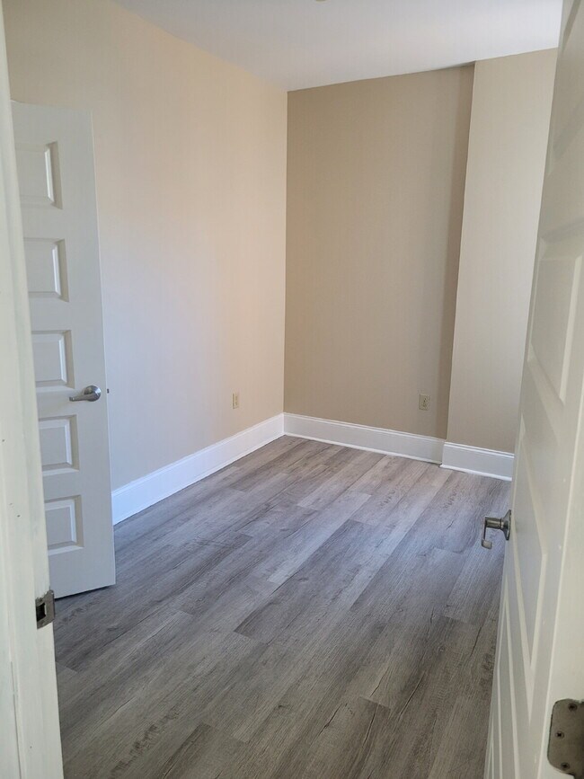 Building Photo - Bright Two Bedroom Apartment on Penn Ave., Wilkinsburg