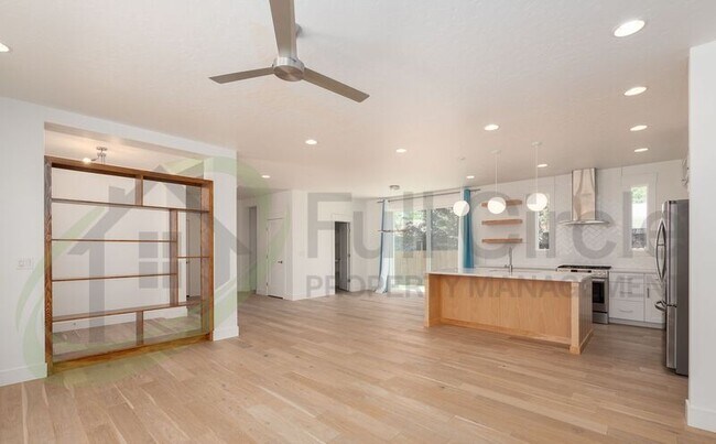 Building Photo - 1624 W Cyrus St