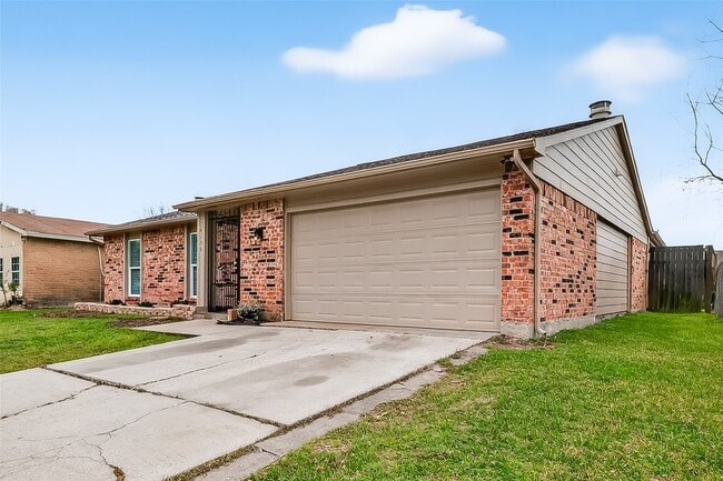 Building Photo - 14238 Pinewest Dr