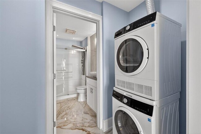 Building Photo - 1074 Peachtree Walk NE