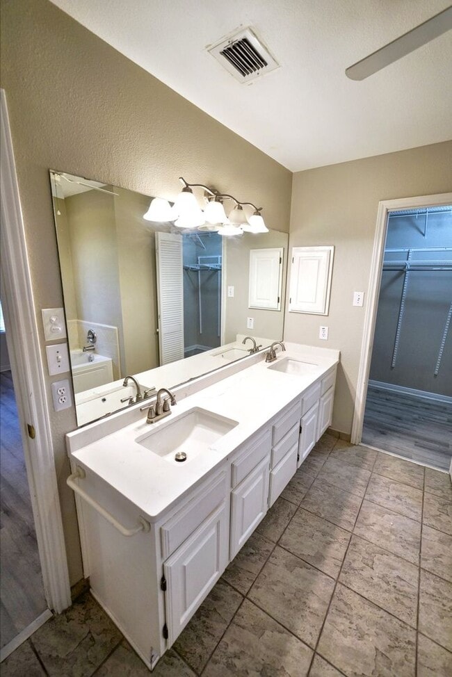 Building Photo - Beautiful Home in the desirable Shavano Ga...