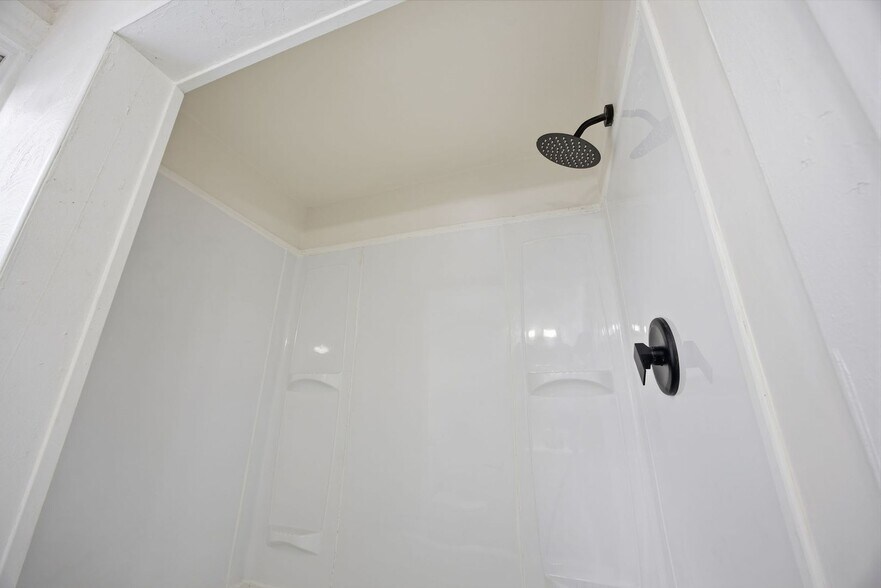 Building Photo - 141 Oneida St