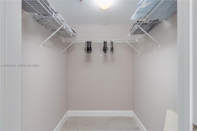 Building Photo - 14951 Royal Oaks Ln