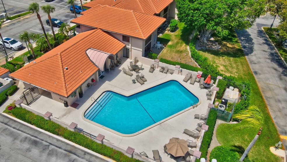 Resort Pool - 300 E Club Cir