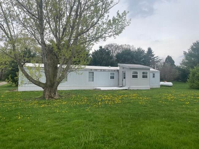 Building Photo - 3 Bedroom 2 Bathroom (move-in ready)