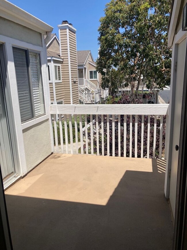 Building Photo - 2 Bedroom 2 Bathroom upper unit near Stran...