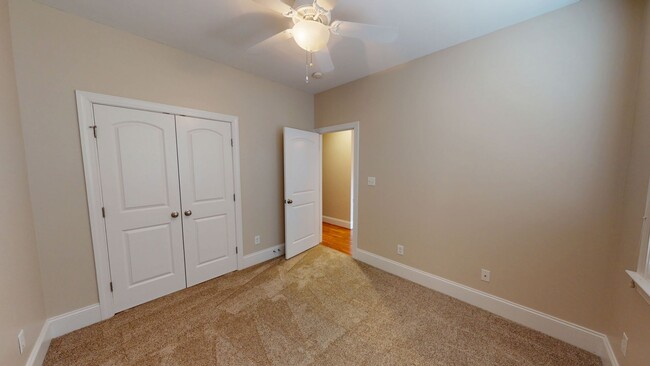 Building Photo - Large 5 Bedroom with Large Fenced in Back ...