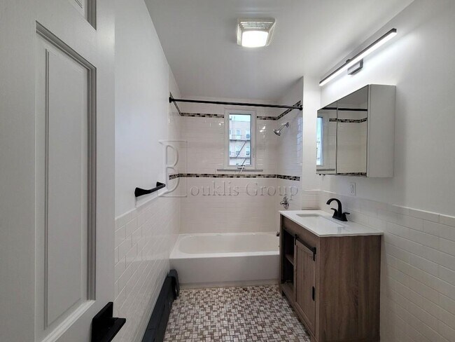 Building Photo - NEWLY RENOVATED==> 2BED + HOME OFFICE ==> DISHWASHER ==> PRIME ASTORIA ==>