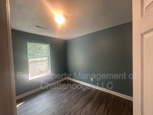 Building Photo - 1027 W 37th St