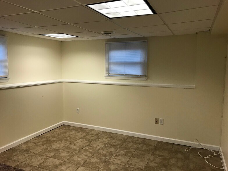Building Photo - 897 Jefferson Hill Rd