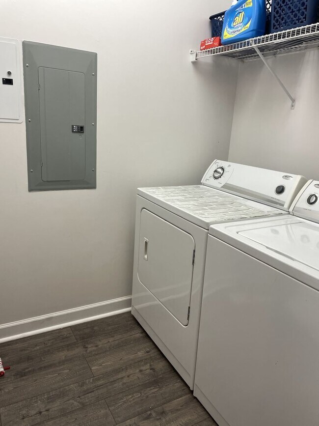 Building Photo - Recently renovated condominium in the well sought-after Crow Creek subdivision!