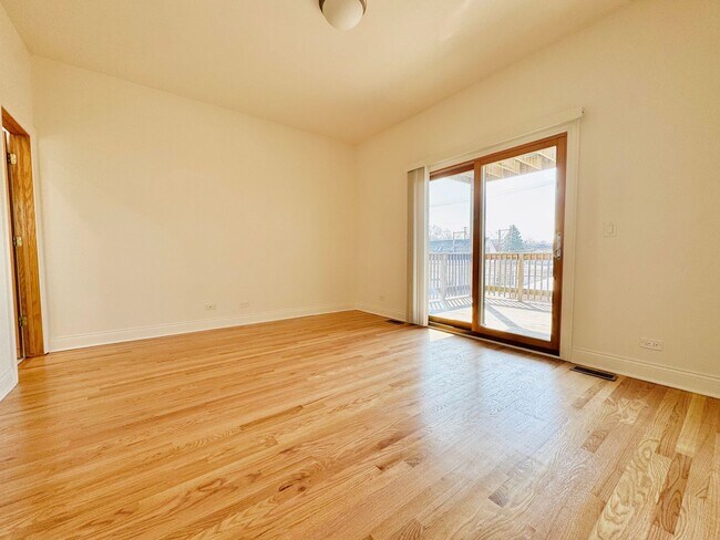 Building Photo - Fully Renovated 3-Bed/2-Bath in Lincoln Park, Parking Included!