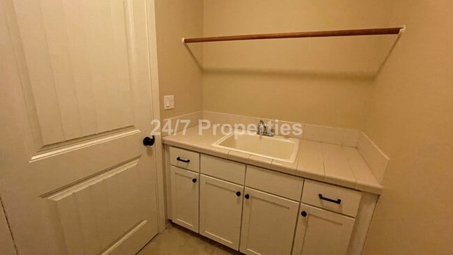 Building Photo - Stunning 4 BD | 2.5 BA Craftsman - Milwaukie