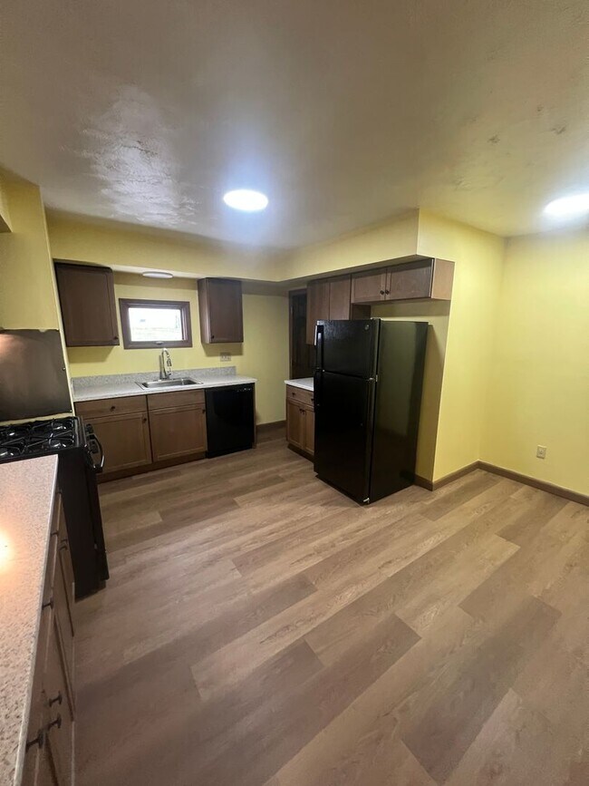 Building Photo - 330-32 PARADE