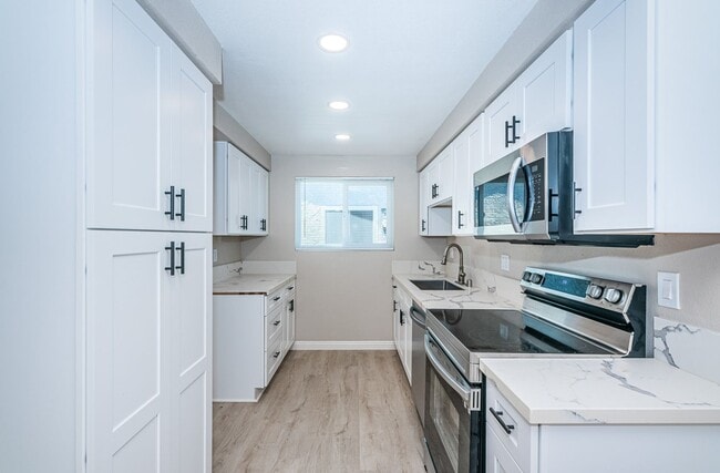 Building Photo - Modern Renovated 4BR Home in Oceanside – P...