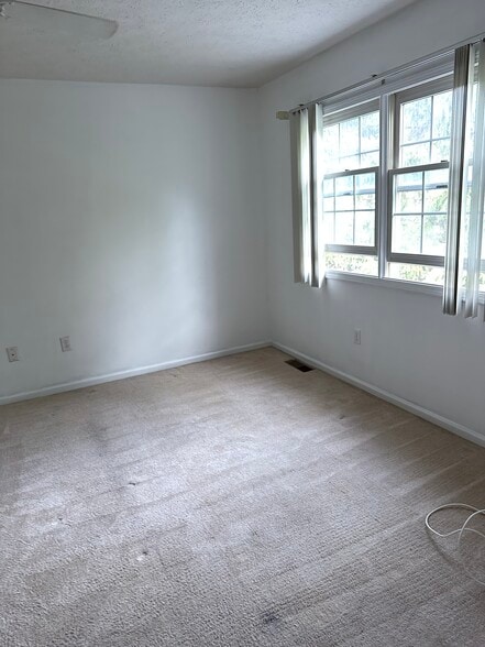 Building Photo - 637 Strand Pond Cir