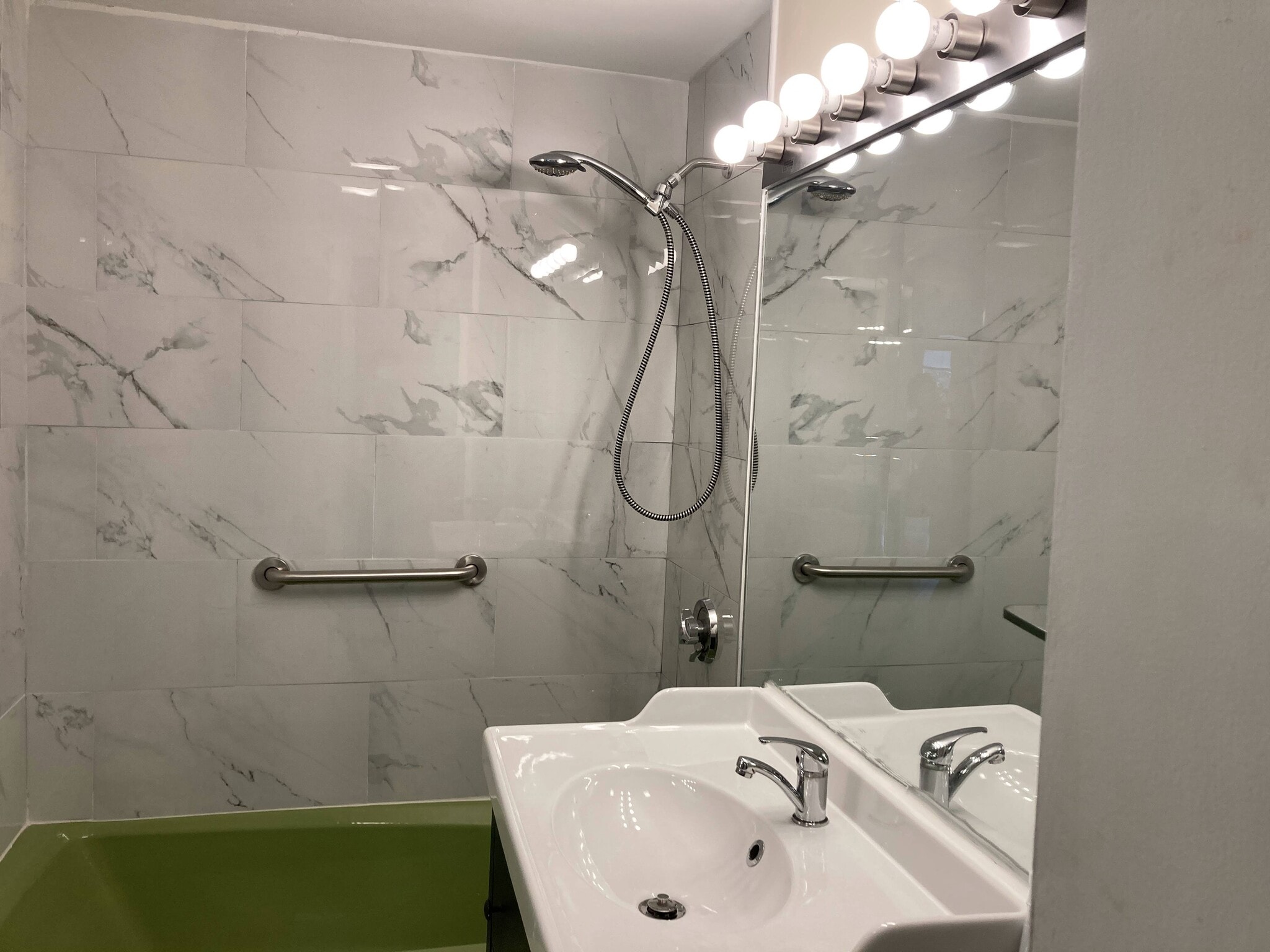 Bathroom - 10 Hammond Pond Pky